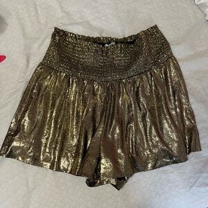 cute gold skirt!
